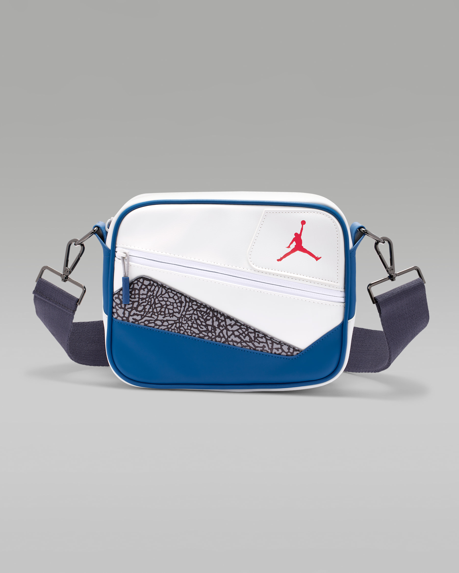 Jordan AJ3 True Blue Messenger Bag (3L). Nike.com